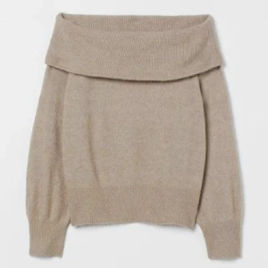 H&m off shoulder stickad  - Säljer min super fina off shoulder tröja från h&m då den tyvärr är lite för stor! Den är hyfsat ny och nästan aldrig använd då den är för stor och åker ned vid axlarna.