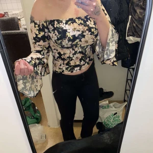 Off-shoulder topp, blommig - Blommig off-shoulder topp  Köparen står för frakt💕