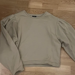 Tröjor - Säljer dessa två tröjor som bara tar plats!!  Luvtröjan är i storlek xxs och kostar  30kr  Och den Kaki tröjan är i storlek S och pros på den är 40kr ♡