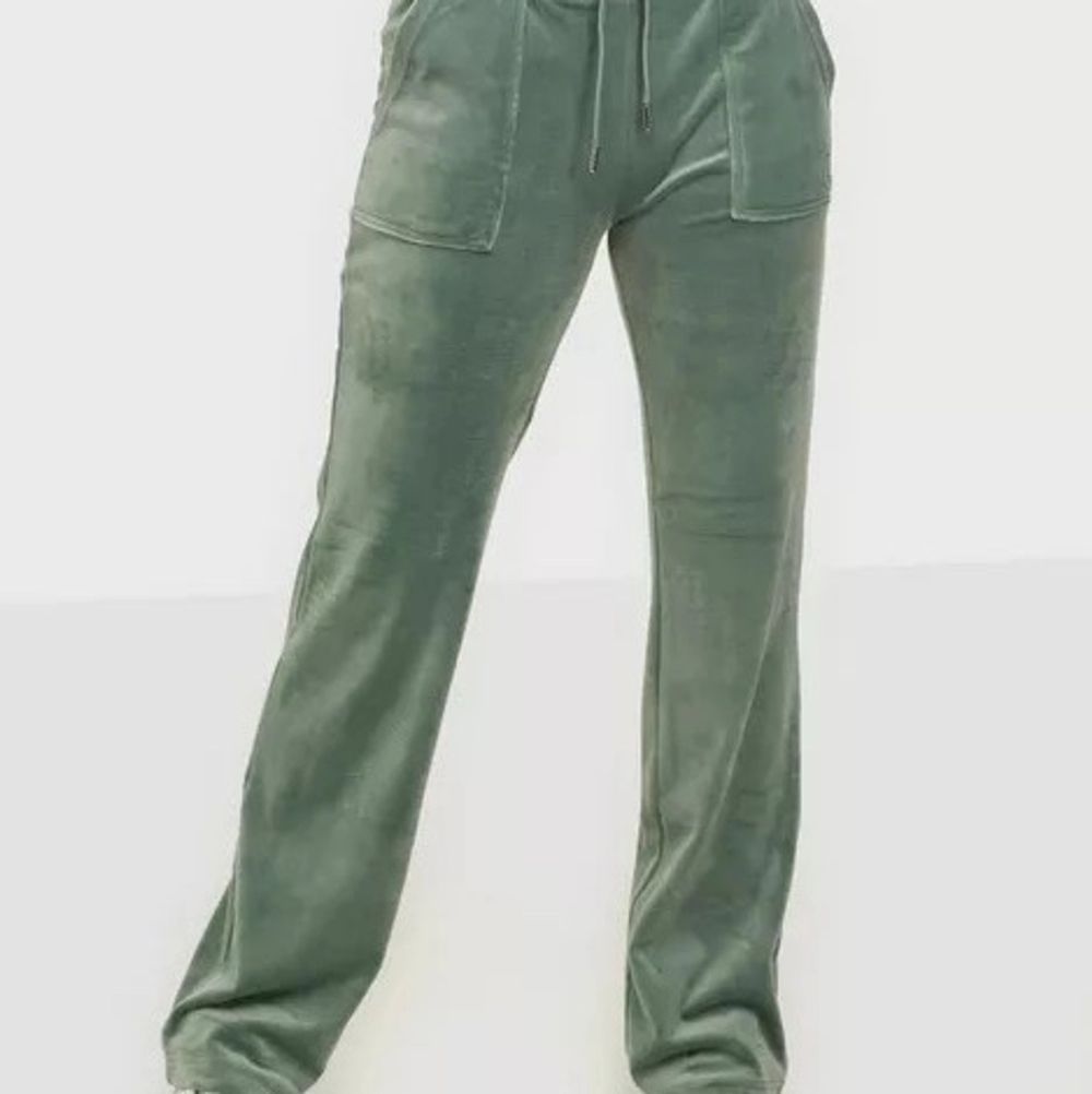 ⚠️INGA BUD UNDER 700!!!⚠️Säljer mina ljusgröna juicy couture byxor i xs. Säljer för jag inte använder dem längre. Sparsamt använda så inga defekter eller hål! Skriv privat vid intresse😍😊 vill helst ha 800 ungefär men kom med egna bud!!. Jeans & Byxor.