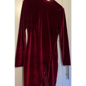 Klänning - Säljer min fina klänning som är använd i några timmar bara som nu står bara och tar plats i garderoben ♡