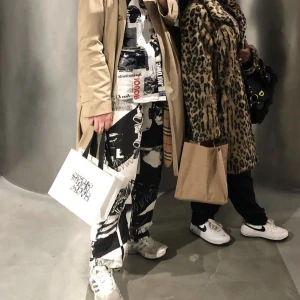 HUF kortärmad skjorta kollage - Neeej säljer tyvärr denna feta skjorta nu… HUF men’s size S men funkar på vem som helst såklart. 