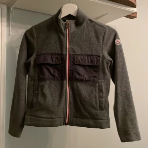 Tröja - Sjukt snygg moncler cardigan , inga skador 