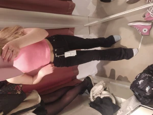 Svarta jeans - Hej! Säljer mina svarta supersnygga jeans från Gina Tricot för att de inte används och är för långa 💗  De är använda några gånger men i ett bra skick 🥰