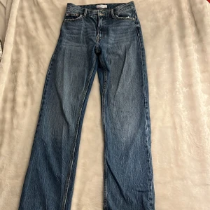 Bershka jeans strl 34! - Bershka ”high waist straight” jeans. Oanvända jenas, sätter sig otroligt fint runt ben och rumpa.