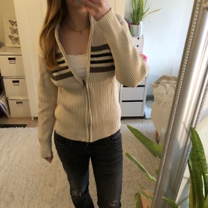 Beige kofta  - Snygg beige kofta med ränder😍 Bra skick förutom en lite lös tråd vid kedjan (se bild 3). Använd gärna köp nu eller skriv privat!❤️