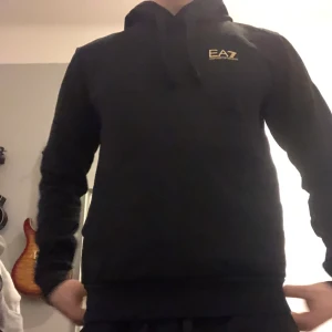 EA7 Emporio Armani Luvtröja - Mycket bra skick. Andvänd en gång. Säljer den för att den var för liten på mig. Nypris: 1085kr. Den är i storlek S men passar också XS