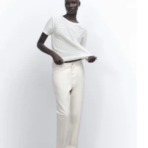 Zara tröja  - Säljer nu min älskade slutsålda zara tröja då den tyvärr är för stor!💗 helt slutsåld vad jag vet. Pris kan diskuteras. Skulle mer säga en M eller till och med S! 💗