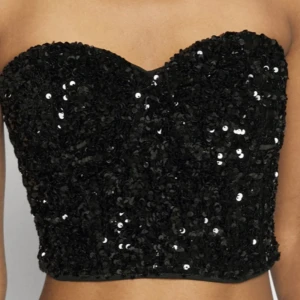 Svart festtopp - Säljer min svarta fest/paljettopp från GinaTricot (helt slutsåld!!)💞endast använd 2 tillfällen💗
