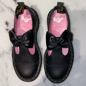 Dr. Martens x Lazy Oaf - Bethan - Limiterade Lazy Oaf collab med Dr martens. Supergulliga och man kan ta av rosetterna om man vill. Köpte de second hand men har ej använt dom själv. Går ej att få tag på längre! Nypris: 2100 kr.