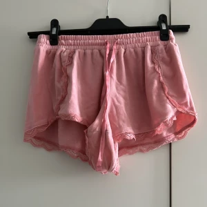 Pyjamas shorts - Super bekväma och snygga pyjamas shorts, säljer då dem inte kommer till användning. Skriv om du undrar över något:) Nypris: 250 kr
