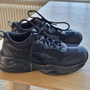 Puma sneakers nästan nya  - Använda ute ett par gånger men i jättebra skick. Nypris runt 900 kr 