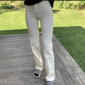jeans - säljer mina fina beiga jeans från madlady då dom är för små tyvärr..💓 Jättesköna jeans och passar till allt! stlk EU34-L34