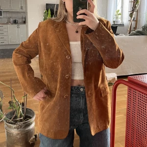 Vintage Jofama Mocka Jacka - Nypris över 2000kr. En Vintage Jofama Mockajacka!! (Sorry för smutsig spegel) Den är i otroligt bra skick. Superfin vårjacka. Står storlek 42/XL men som ni ser är den mer en M/L. Bra fit på mig som har S/M i överdelar!