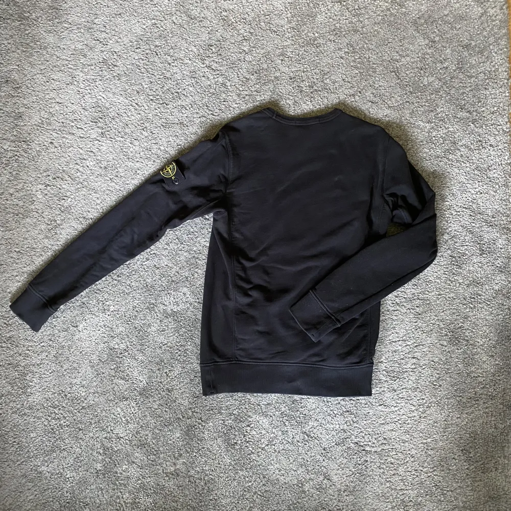 Stone Island Crewneck i storlek Small.  Sparsamt använd tröja i utmärkt skick och Stone Island Patchen är i perfekt skick.  Tröjan är legit checkad via Stone Islands egna tjänst.   Kan hämtas utanför Kungälv eller så skickas den via Postnord.  . Tröjor & Koftor.