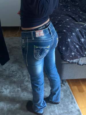 Säljer mina true religion jeans eftersom att jag vill se vad folk skulle vilja köpa dom för så buda om du är intresserad!😊köp direkt för 300!
