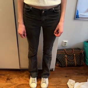Low Waist jeans  - Jeansen är i strl 34 och jag är 171 och då är dem lite korta. 150kr