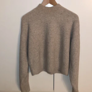 Stickad tröja  - En jättefin stickad tröja från & other stories. Jag köpte den för 390 kr och säljer nu för 180 kr. Den är i jättebra skick, använt den fåtal gånger🤍