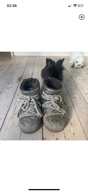 Inuikii skor - Skitsnygga Inuikii skor, skick 8/10. Säljer för att dom inte kommer till användning, frakten kostar 109🫶🏼🫶🏼