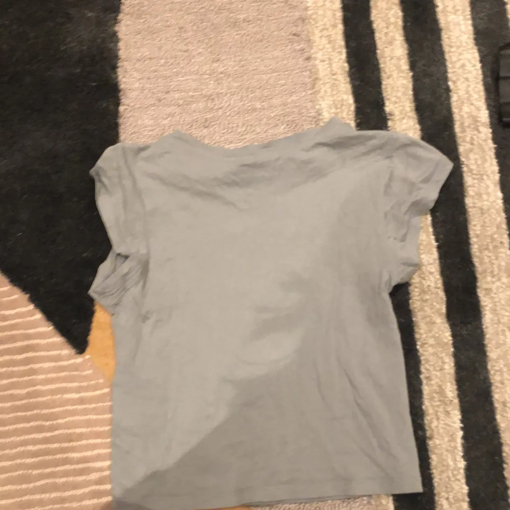 Jätte fin y2k tröja! Den är använd 2gånger men den är tvättad så många gånger så det är därför den ser lite sliten ut (men den är inte det). Ny pris 100kr. Kan posta till köpare 💕. T-shirts.