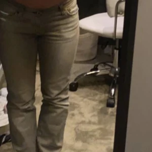 Gråa low waist jeans  - Superfin gråa low waist jeans från g-star! Väldigt väldigt lika de från ltb💝