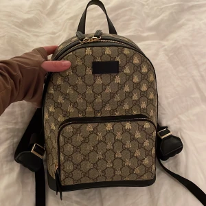 Ryggsäck från Gucci - Liten modell. En pytteliten fläck på insidan, annars perfekt skick.