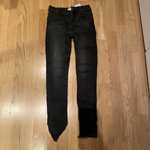 Skinni Jens!  - Jätte bra skick! Typ aldrig använda jeans. Säljer för att den är försmå i längden💕dem är jättefina 