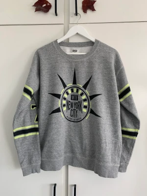 Weekday sweater - Sweatshirt från Weekday. Jag hade den som oversize.