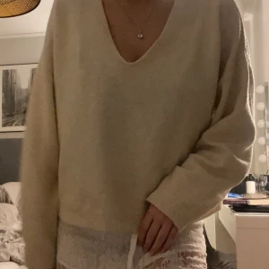 Stickad tröja  - Stickad tröja från H&M och säljer den för 200kr + frakt. I super fint skick och använt den endast någon gång. Finns fler bilder🥰