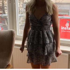 Klänning  - Volangklänning från Gina tricot i storlek XS-S använd 1 gång så i nyskick. 185kr frakt INGÅR