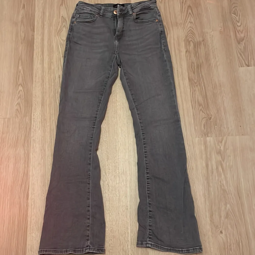 Säljer dessa fina jeans så jag inte använder dom Storlek s/28  Små istorlek. Jeans & Byxor.