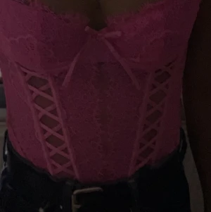 Linne ishw - Fint rosa spets linne/korsett från victoria secret, ledig använd o köpte för 1,300kr så skulle kunna tänka mig o sälja för runt 1000 men priset kan diskuteras:D