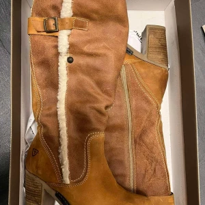 Stövlar  - Knappt använd (2ggr) Fint skick  Ny pris 1400 Säljs för 500 kr