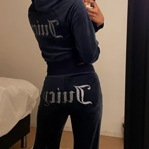 Juicy Couture Diamante Velour - Säljer min juicy couture diamante velour för jag inte har  en användning till den. Byxor: XS, Kofta: S Färg: marinblå Nypris: 1750kr Äkta set från JD. Köpt början av 2021. Bra skick.