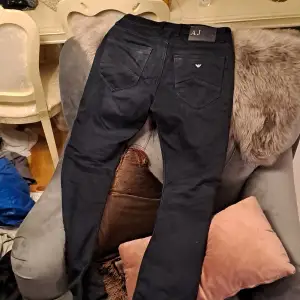 Armani jeans knapppt använda strl S
