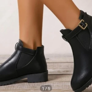 Slip on skor, storlek 39 - Helt nya slip on skor. Säljes pga storleken är mindre än normalt. Foder: Polyester,