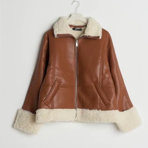 Gina Tricot Jacka  - Jacka super bra skick, knappt använd. original pris 899kr. Kom privat för mer info eller egna bilder💕