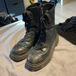 Kängor - Använda kängor men inga större defekter. 