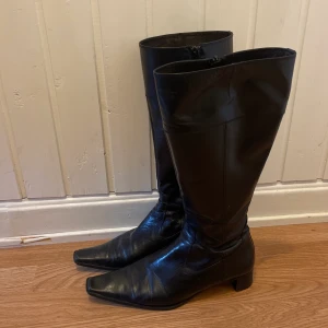 Svarta boots - Svarta höga boots med spetsig tå