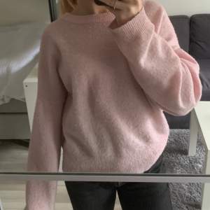  rosa stickad tröja från Veromoda💞💞 Storlek L men rätt liten i storlek, passar mig som vanligtvis har S