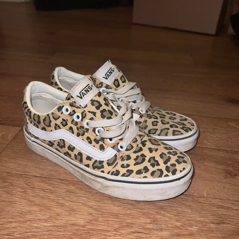Vans skor i storlek 36 Måttligt använda Skitiga men inget som inte kan tvättas rent. Kengät.