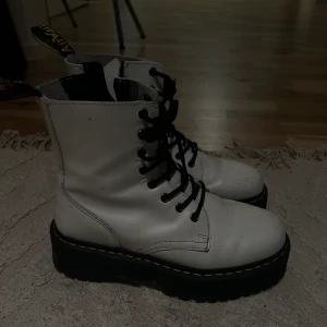 Dr martens platåskor  - Säljer mina vita dr martens platåskor. Nypris ca 2200kr. Storlek 40 Frakt tillkommer på 69kr annars kan den hämtas i nacka