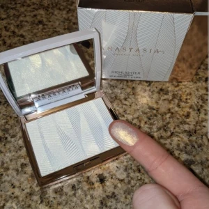 Anastasia Beverly Hills "Iced out" Highlighter  - Testad 3ggr. Frakt m frimärke & direkt swish till mig 25kr, välj ej Köp Nu isåfall. Samfraktar för minsta möjliga frakt kostnad för dig. Kontakta mig angående detta