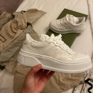 Gucci skor  - Säljer äkta gucci skor som jag köpte i vintras har använt dom två gånger, kvitto och allting finns med.