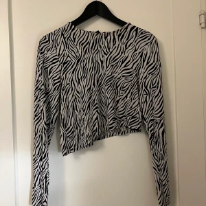 Zebra topp - Jättefin Zebramönstrad topp från ONLY!