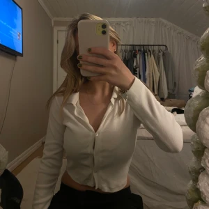 Tröja - Supergullig vit basic tröja med knappar. Tröjan är ribbad😍storlek L, sitter lite tajt och från Zara!♥️♥️