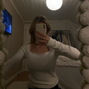 Långärmad tröja  - Säljer denna supersnygga tröjan!! Passar till vardags och fest💞använd ca 2 gånger, från Gina Tricot och är i storlek M😚