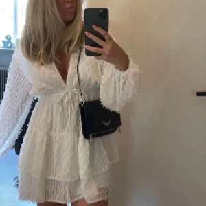 Klänning - Säljer nu denna fina klänning från nakd, då den inte passade mig ❤️ storlek 34 och superfin till student eller som en vanlig sommarklänning! 😍(lånade bilder!!)