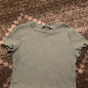 Topp - En grön- blå magtröja. Kan kännas thight om man har större byst.