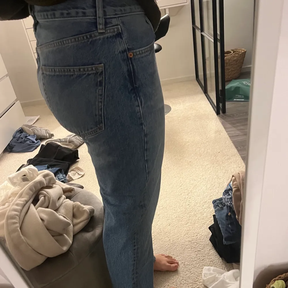 Superfina raka jeans i storlek 33/32 passar mig som har 38 i jeans. Jeans & Byxor.